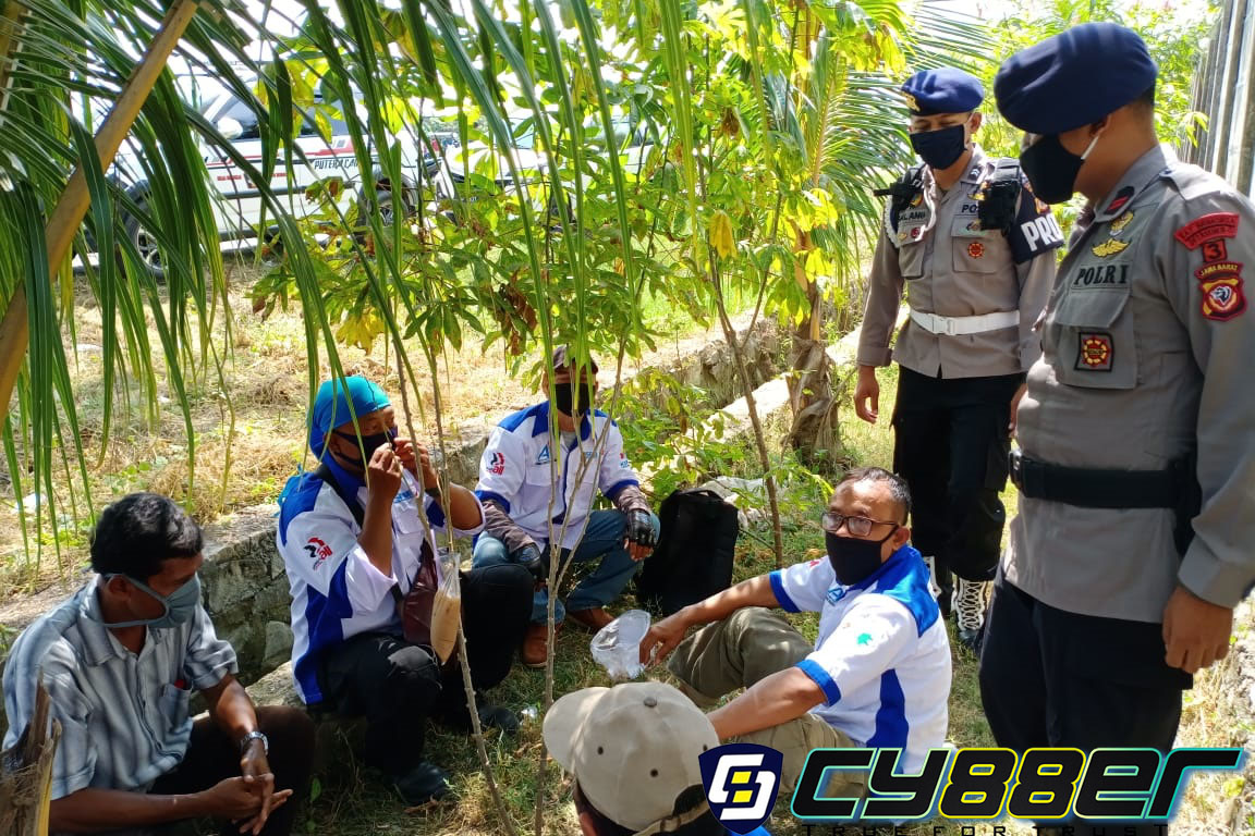 Himbau Protokol Kesehatan, Sat Brimob Polda Jabar Datangi Warga Plered Cirebon